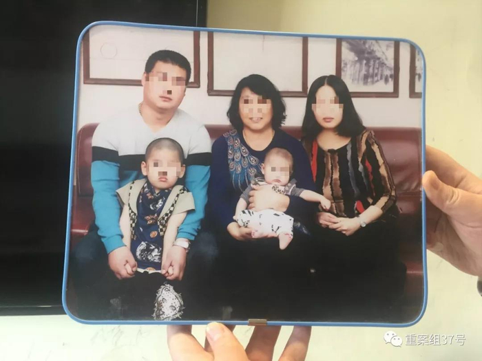 ▲12月19日，曹锐的母亲在家中向记者展示曹锐、丁凤和两个儿子的照片。新京报记者 赵朋乐 摄