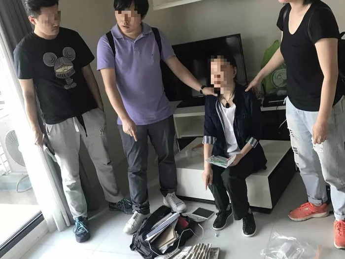 图为杭州警方在泰国抓获嫌疑人