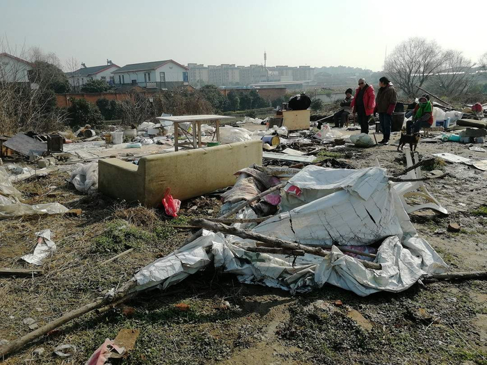 　被拆除的考古队员专用蓬房，物品散落一地。记者 王继亮摄