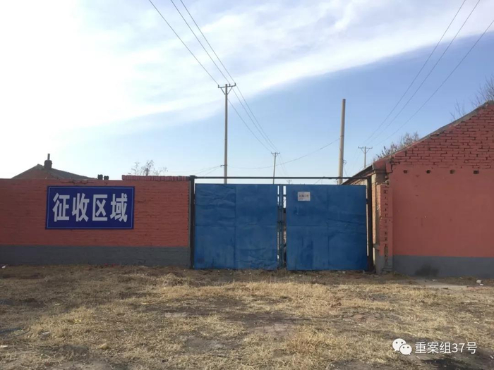 　2019年2月24日，张立与妻子曾在辽中租下的收购废品站大门紧闭，蓝色大门上贴着“此院出租”。新京报记者&nbsp;韩茹雪&nbsp;摄