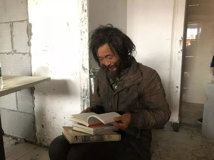 正在看书的沈巍。 图 / 网络
