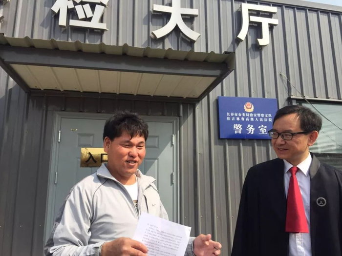 2018年4月20日，拿到无罪判决书的刘忠林。&nbsp; 新京报记者&nbsp;王巍 摄