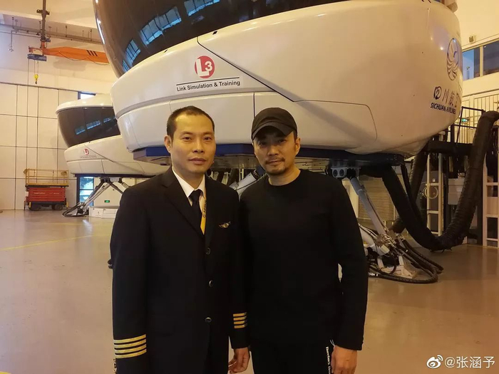 川航机长刘传建和扮演他的张涵予