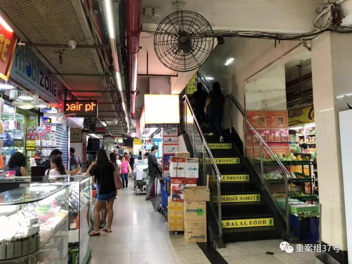 ▲重庆大厦一楼和二楼，被分割为很多店铺。&nbsp;新京报特派香港报道组 摄