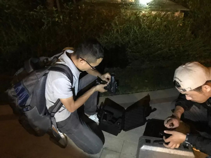 ▲9月25日晚，孙锦荣和宏宏在整理寻猫用的设备。新京报记者祖一飞 摄