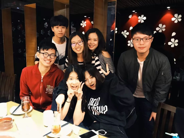 ▲来自香港的学生和内地的学生聚餐。&nbsp;受访者供图