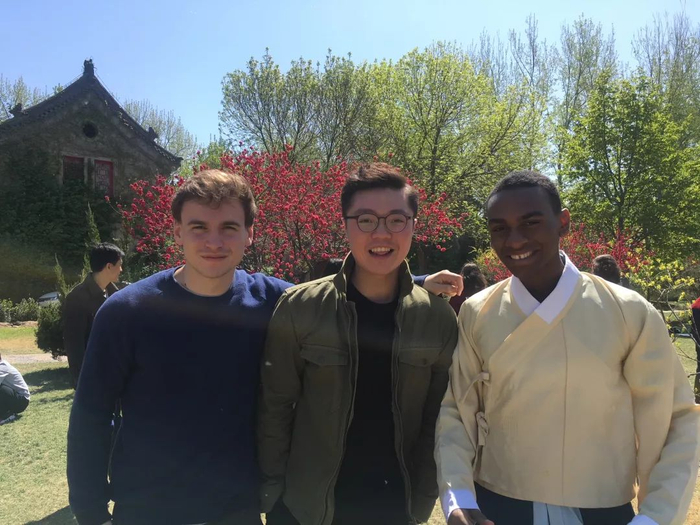 ▲施汉铭（中）与参加丝路论坛的法国同学们合影。&nbsp;受访者供图