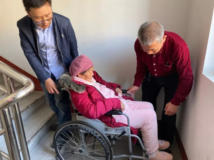 　　10月29日，记者和脐带库的工作人员帮黄维平把老伴抬上了五楼，他的子女没有出现。新京报记者&nbsp;祖一飞 摄