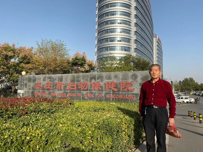 黄维平在枣庄市妇幼保健院门前。新京报记者&nbsp;祖一飞 摄