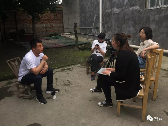  △&nbsp;2019年5月15日，四川崇州市三江镇，新京报记者杜雯雯（右二）、原新京报记者龚思宇（右一）在采访被拐19年后找到家的王永福。摄影/新京报记者尹亚飞