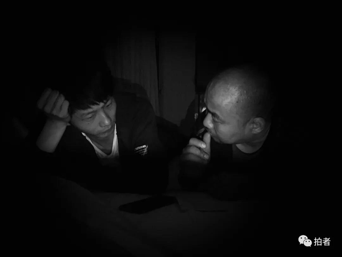  △&nbsp;2019年5月25日，河北，半夜暗访完回到宾馆，新京报记者王飞翔和司机王成良睡前还在商量第二天的行动路线。摄影/新京报记者尹亚飞