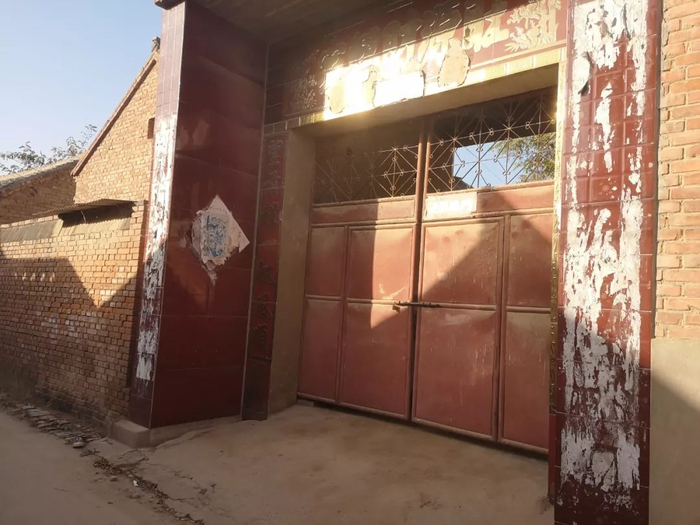  11月10日，冯华家大门紧闭，他们已经快一年没有回家了。新京报记者李桂&nbsp;摄