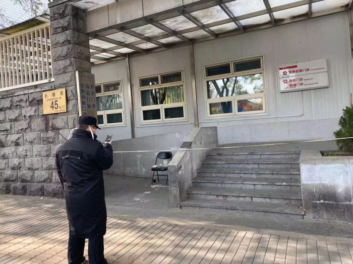 11月14日中午，北京宣武医院发热门诊停诊消毒，拉起了警戒线。新京报记者祖一飞&nbsp;摄