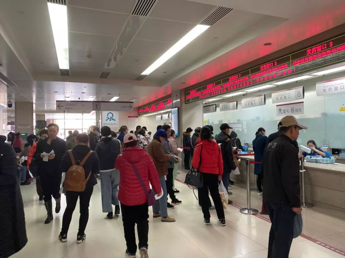 11月13日中午，朝阳医院门诊就医秩序正常。新京报记者祖一飞&nbsp;摄