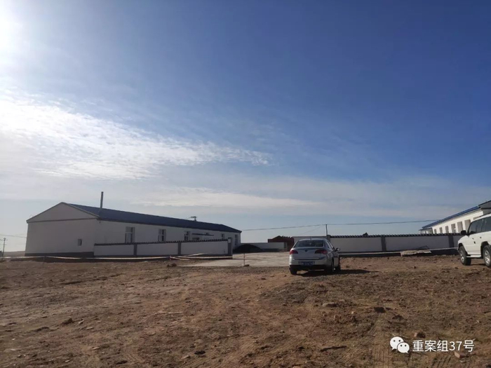 ▲11月14日，德力格尔卫生院外拉起警戒线，禁止进入。&nbsp; 新京报记者 康佳 摄