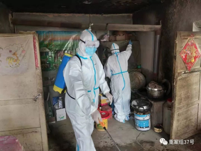 ▲两名身穿防护服、戴着护镜、口罩的工作人员正在王思家的房屋消毒。&nbsp; 受访者供图