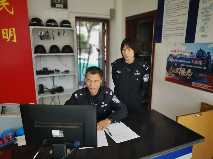  周晓波生前指导新警工作照片
