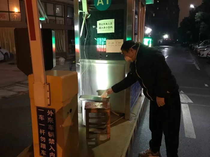 ▲2月10日，崔竟和志愿者在物资派送的过程中。受访者供图