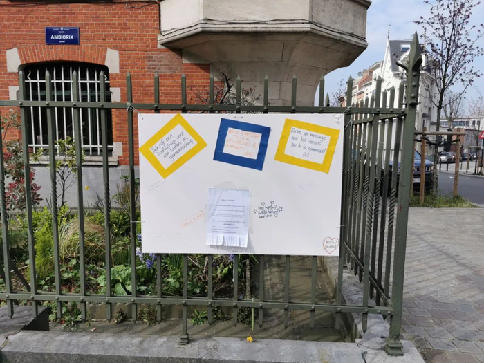 3月19日，布鲁塞尔一居民楼前挂起的志愿者招募告示。新华社记者 潘革平 摄