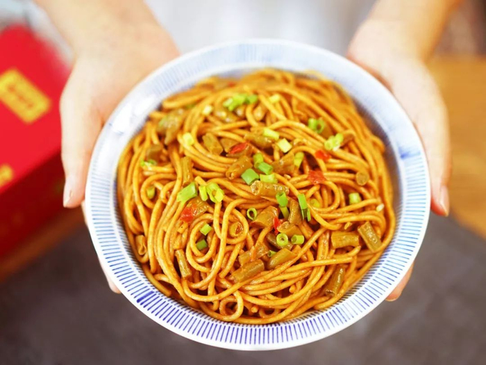 将芝麻酱、秘制酱料、酸豆角与碱面相拌，一口柔滑劲道、酱香浓醇、香脆爽口，味蕾层层爆炸，这味道地道的很！