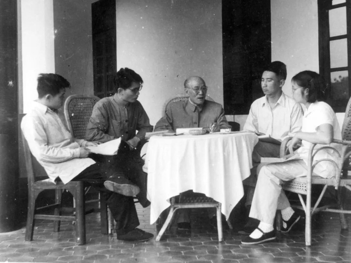 陶德麟先生（右二）与李达老校长（中）等在一起。