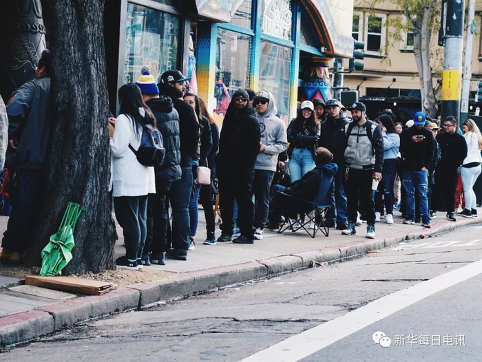  美国顾客排长队购买安踏球鞋。（图片由受访者提供）