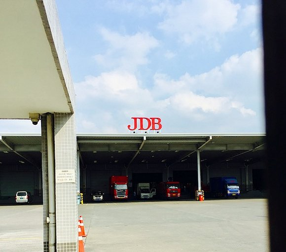 10月，加多宝杭州工厂，3辆大车正在装货。摄影：赵晓娟&nbsp; &nbsp; &nbsp; &nbsp; &nbsp; &nbsp;&nbsp;