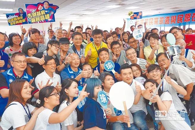 国民党高雄市长参选人韩国瑜（第二排左三）5日成立“韩多路志工团”，与志工朋友自拍合影。（图片来源：台湾《中时电子报》）