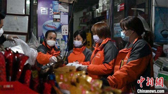 柳州市柳北区出租汽车综合服务中心工作人员买车。　黄恋 摄