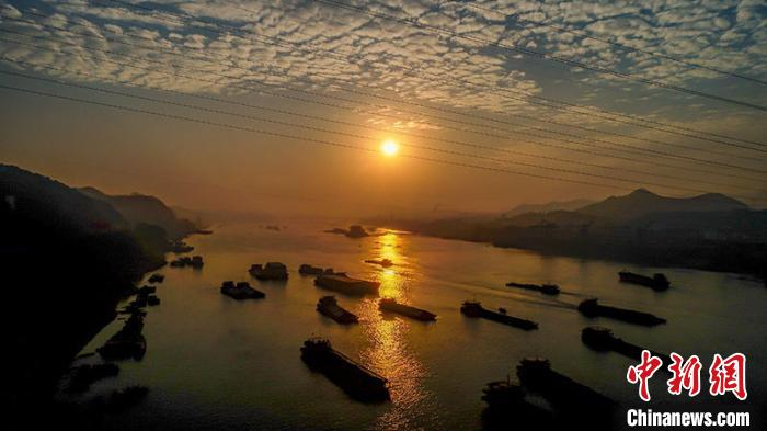 朝霞映照下的黄金水道。　何华文 摄