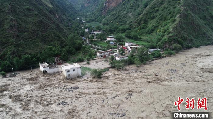 被山洪泥石流淹没的民房。丹巴宣提供