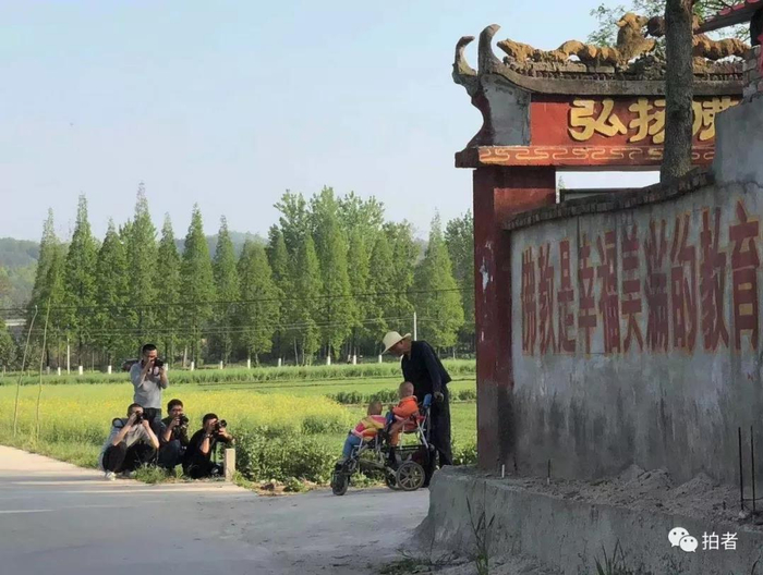  △&nbsp;2018年4月28日，陕西，新华社记者沈伯韩（右）、解放日报记者赖鑫琳（中）、新浪网董德（左）、新京报记者浦峰（上）在拍摄一对散步的双胞胎。摄影/王颖