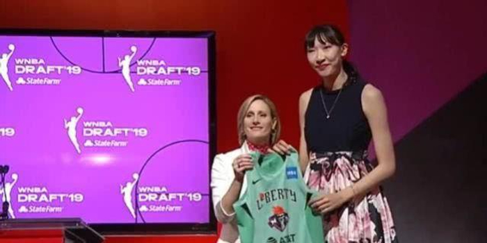 中国女篮球员韩旭在2019WNBA选秀大会被选