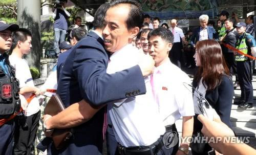 在回国前，朝鲜队员与韩方人员拥抱惜别