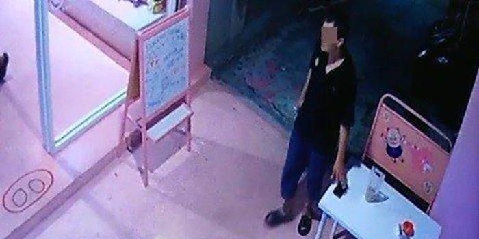 台湾男子手机被盗看店内监控 追出200米后擒贼