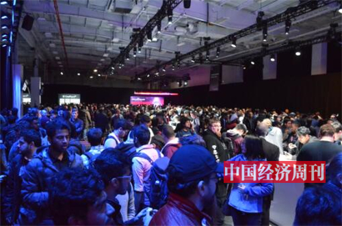 一加纽约发布会吸引了众多粉丝参加，大厅人满为患。（《中国经济周刊》记者 周琦 摄）