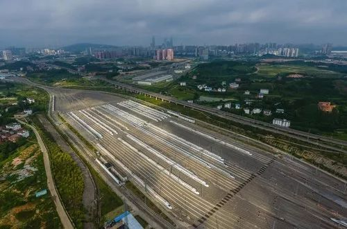 这是广西南宁动车所内准备发往各地的动车组列车（7月1日无人机拍摄）。新华社记者 黄孝邦 摄