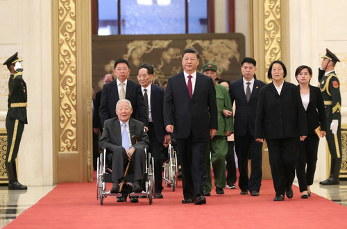 　　9月29日，中华人民共和国国家勋章和国家荣誉称号颁授仪式在北京人民大会堂金色大厅隆重举行。中共中央总书记、国家主席、中央军委主席习近平同国家勋章和国家荣誉称号获得者一同步入会场。新华社记者 丁海涛 摄