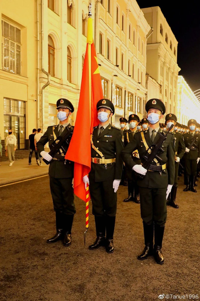 ▲彩排现场，中国人民解放军仪仗队的队员们昂首阔步。（图片来源：网友@Tanue 1996）