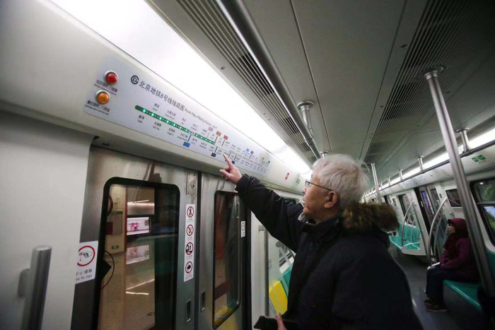 　市民乘车体验8号线。摄影/新京报记者 王贵彬