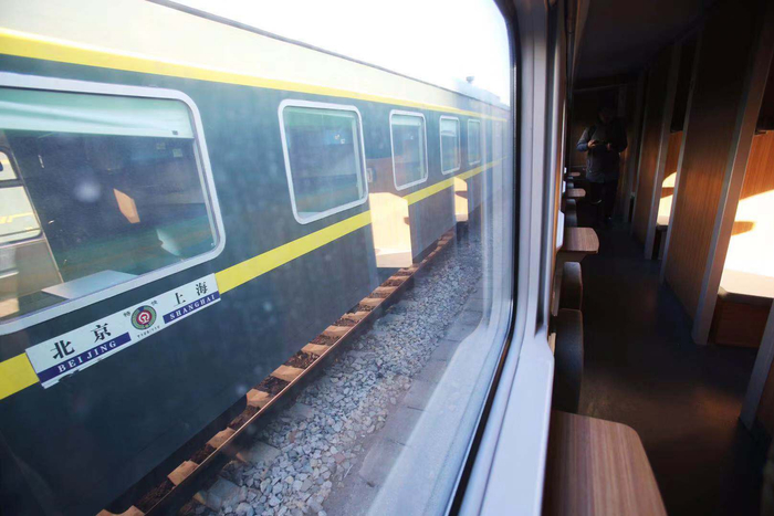 “绿巨人”复兴号列车将逐步替代传统普速列车。&nbsp;新京报记者 王贵彬 摄