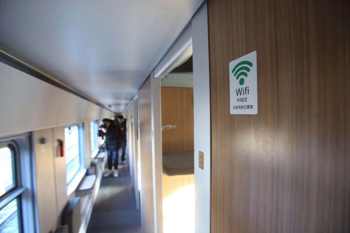 “绿巨人”复兴号列车实现了车内Wi-Fi全覆盖。新京报记者 王贵彬 摄