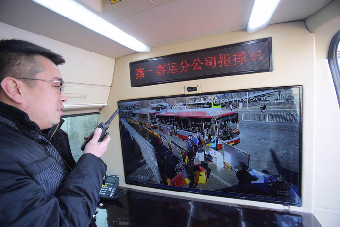 　　北京公交客一分公司调派应急指挥车赶赴现场，随时可将客流情况上报公交集团。&nbsp; 新京报记者 王贵彬 摄