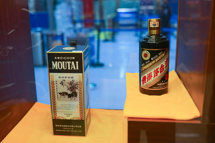 2019年5月7日，贵州，仁怀茅台机场茅台酒展示馆，展出的各种纪念款茅台酒。图据东方IC