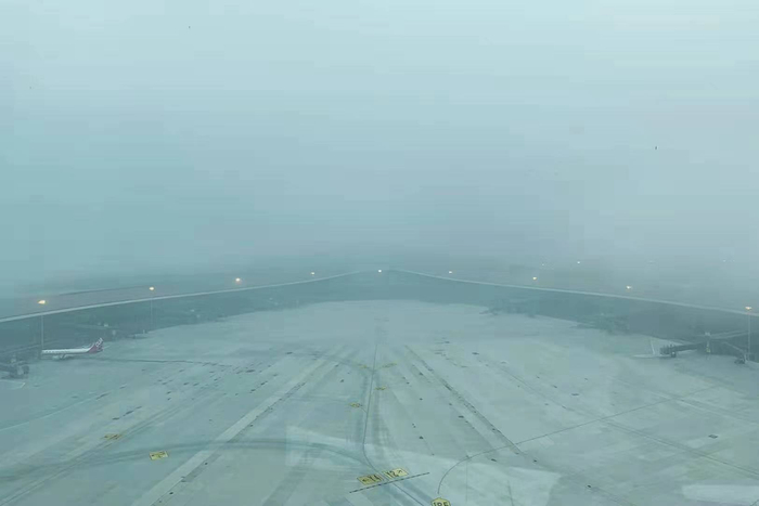 首都机场和大兴机场今晨6时起突遭碎片雾，能见度急剧下降。图/华北空管局