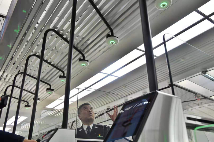 工作人员在介绍视频防尾随系统。摄影/新京报记者&nbsp;李木易