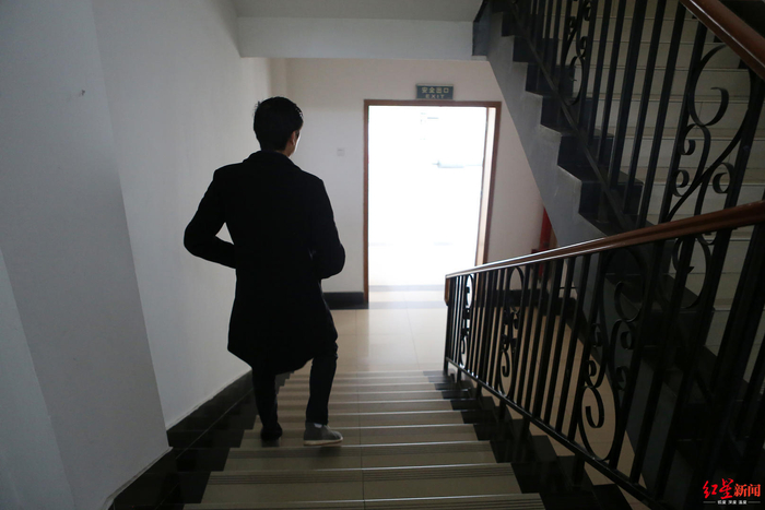 陈涛现在下楼时右腿仍有些僵硬