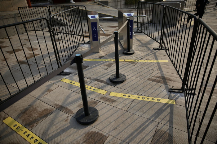 八宝山革命公墓骨灰堂出入口的“一米线”。新京报记者 郑新洽 摄