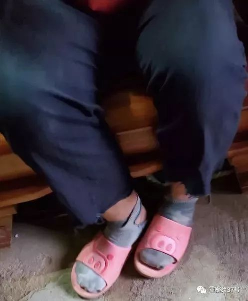 　　▲11月18日，小文穿着本命年的“小猪”拖鞋，袜子的破洞把右后脚跟几乎整个露了出来。新京报记者 李云蝶 摄