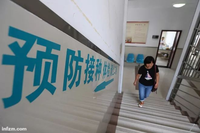 　　▲在一些私立医院，偷偷接种未获批的进口疫苗是公开的秘密，而一些已获批的二类疫苗也不时出现供应紧张。（视觉中国/图）